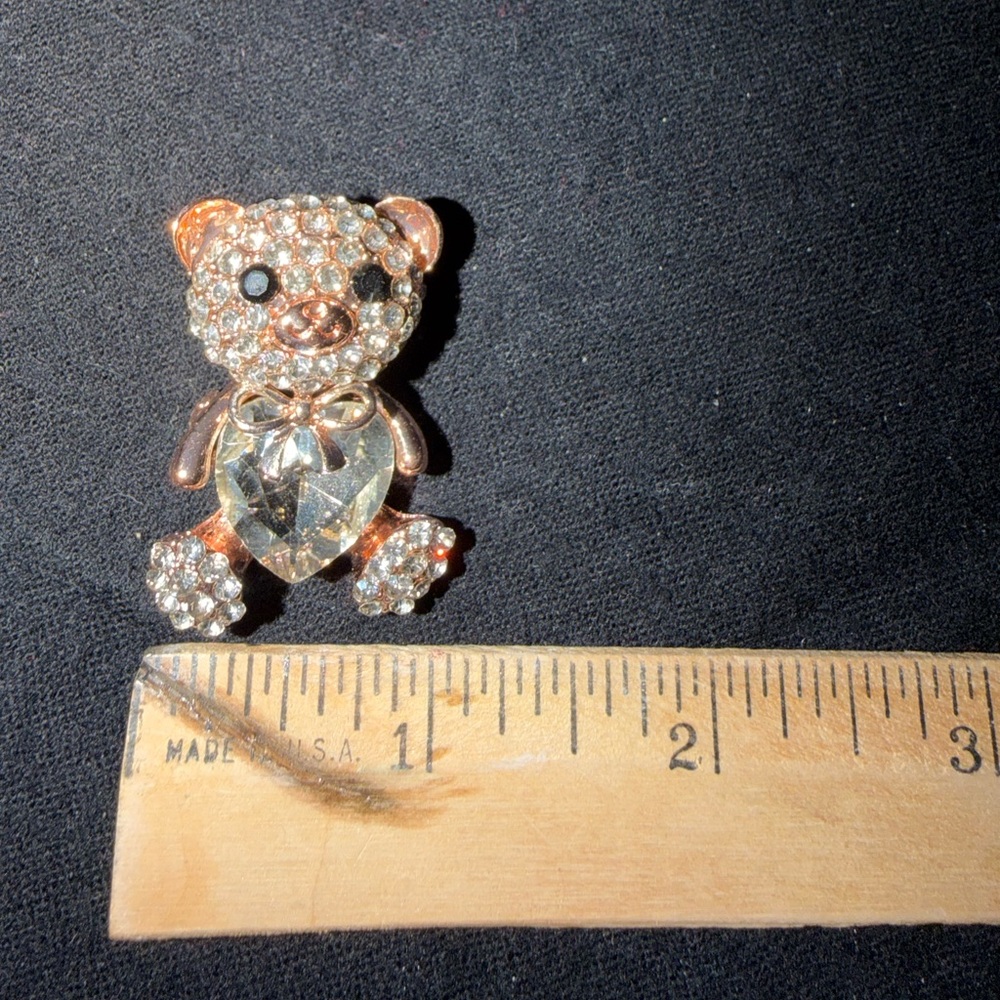 Elegant Sparkling Bear Brooch with Clear  Heart - Picture 4 of 4